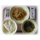 4月17日（月）　豚肉と野菜の炒め物　じゃがいものみそ汁　味付けのり