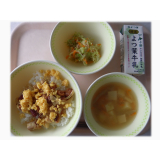 9月1日（金）　やきとり丼　ツナサラダ　具だくさんみそ汁