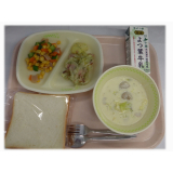 3月13日（水）　食パン　肉団子のクリーム煮　サイコロサラダ　リヨネーズポテト