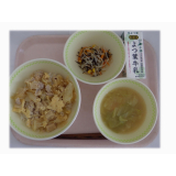 3月15日（金）　親子丼　ひじきのサラダ　キャベツのみそ汁