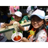 昼食は、流しそうめん。