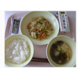 4月15日（月）　豚肉と野菜の炒め物　じゃがいものみそ汁　味付けのり