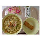 4月18日（木）　しょうゆラーメン　春巻　お祝いクレープ