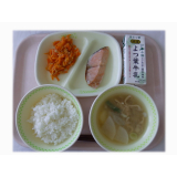 5月14日（火）　さけの塩焼き　にんじんしりしり　芋団子汁