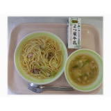 5月16日（木）　春キャベツとベーコンのペペロンチーノ　くずし豆腐のスープ