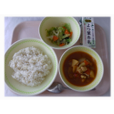 7月2日（火）麦ごはん　スープカレー　野菜のごま和えサラダ