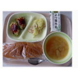 7月10日（水）黒糖パン　肉詰めピーマン　リヨネーズポテト　アルファベットスープ　
