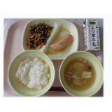 7月30日（火）鮭の焼き漬け　ひじきとコーンのサラダ　しめじのみそ汁