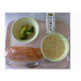 8月21日（水）　かぼちゃパン　コーンクリームシチュー　カラフルサラダ