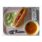 8月28日（水）　ホットドッグ　グリーンサラダ　夏のミネストローネ