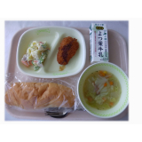 9月18日（水）　コッペパン　白身魚のフライ　ポテトサラダ　コンソメスープ
