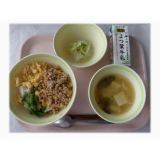 10月4日（金）　三色丼　白菜のレモン漬　豆腐とわかめのみそ汁