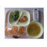 10月9日（水）　南瓜パン　ガーリックチキン　小松菜とささみの胡麻和え　キャベツとウィンナーのスープ