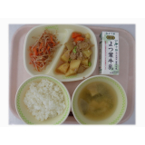2月18日（火）　ひき肉ごまじゃが　おかかもやし　高野豆腐のみそ汁