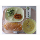 2月19日（水）　かぼちゃパン　豚肉のコロッケ　ブロッコリーのマヨ和え　コーンクリームスープ