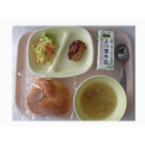 4月9日（水）　ミルクパン　ガーリックチキン　コールスロー　大豆とウインナーのスープ