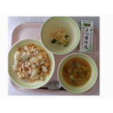 4月11日（金）　ビビンバチャーハン　即席漬け　白菜と肉団子のスープ