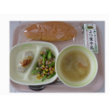 5月14日（水）　かぼちゃパン　たらのマヨネーズ焼き　アスパラとベーコンのソテー　春野菜のスープ煮