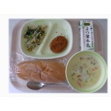 5月21日（水）　コッペパン　キャベツメンチカツ　ほうれん草とハムのサラダ　クラムチャウダー