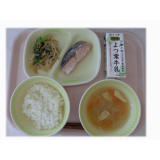 6月9日（月）　さけの塩焼き　もやしのなめたけ和え　具だくさんみそ汁