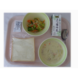 6月18日（水）　食パン　ニョッキ入りシチュー　ツナサラダ　黒豆黄な粉クリーム