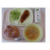 6月25日（水）　ミルクパン　白身魚のフライ　グリーンサラダ　オニオンスープ