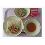 8月7日（木）　冷や麦　野菜かき揚げ　棒々鶏サラダ