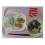 8月8日（金）　大根葉とじゃこのおにぎり　鶏肉のみそマヨ焼き　あげとじゃがいものみそ汁