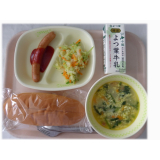 8月27日（水）　ホットドッグ　フレンチサラダ　ふわふわスープ