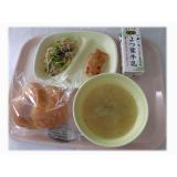 9月3日（水）　ミルクパン　チキンのマーマレード焼き　小松菜とベーコンのサラダ　スープ
