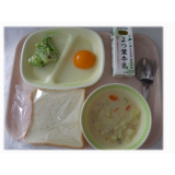 9月17日（水）　食パン　ホワイトシチュー　ブロッコリーのマヨ和え　黄桃