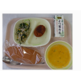 11月26日（水）　黒糖パン　キャベツメンチカツ　ほうれん草とハムのサラダ　パンプキンポタージュ