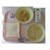 12月17日（水）　食パン　コーンクリームシチュー　ごまドレッシングサラダ　いちごジャム