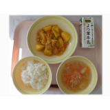12月23日（火）　じゃがいものそぼろ煮カレー風味　具だくさんみそ汁