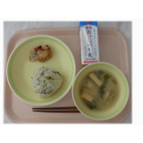 1月9日（金）　大根葉とじゃこのおにぎり　鶏肉のみそマヨ焼き　あげとじゃがいものみそ汁