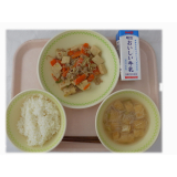 1月13日（火）　高野豆腐と野菜の塩炒め　えのきのみそ汁