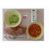 1月14日（水）　黒糖パン　ポークビーンズ　グリーンサラダ　北海道十勝6Pチーズ