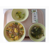 1月19日（月）　三色丼　白菜のレモン漬け　小松菜のみそ汁