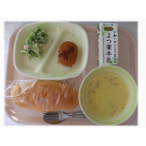 2月4日（水）　かぼちゃパン　豚肉のコロッケ　ブロッコリーのマヨ和え　コーンクリームスープ