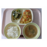 4月7日（火）　じゃがいものそぼろ煮　おひたし　ふのりのみそ汁