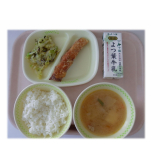 4月14日（火）　さけザンギ　キャベツの塩昆布和え　ピリから豚汁