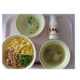 4月24日（金）　三色丼　白菜のレモン漬　小松菜のみそ汁