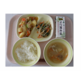 5月11日（月）　肉じゃが　ごま和え　しめじのみそ汁