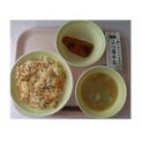 5月18日（月）　たけのこごはん　ぶりフライ　さつま汁