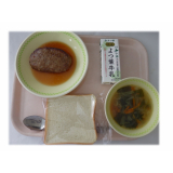 5月27日（水）　食パン　ジャージー牛ハンバーグ　わかめスープ