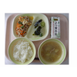 6月15日（月）　厚揚げと豚肉の味噌炒め　酢の物（わかめ・春雨）　たもぎたけのみそ汁