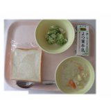 6月17日（水）　食パン　ニョッキ入りシチュー　ブロッコリーのマヨ和え