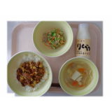 6月19日（金）　やきとり丼　和風枝豆サラダ　どさんこ汁