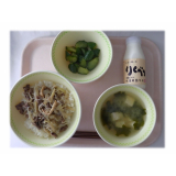 7月10日（金）　牛丼　きゅうりのピリッと漬け　わかめのみそ汁