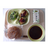 7月15日（水）　ココアパン　肉詰めピーマン　小松菜とささみの胡麻和え　野菜シチュー
